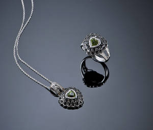 Smykkesæt med peridot og sorte diamanter 2