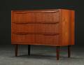Lille kommode af fineret teak, 1950erne
