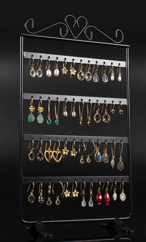 Samling øreringe af forgyldt sterlingsølv med ædelsten 24 par med smykkestativ