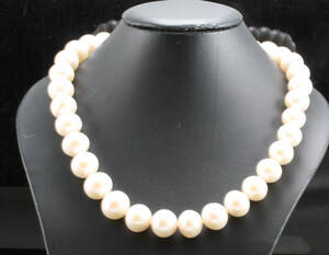 Fresh water pearl necklace in gold