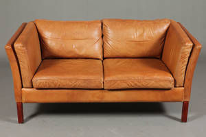 Dansk møbelproducent. 2-pers. sofa i lysebrunt skind