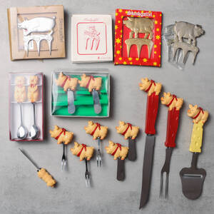 SERVERINGSBESTICK med motiv av grisar