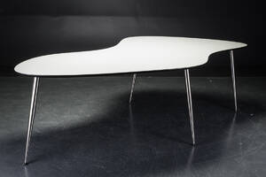 Dansk møbelproducent. Arbejds-spisebord aMoebe´ White Swan