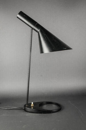 Arne Jacobsen. AJ bordlampe, sort