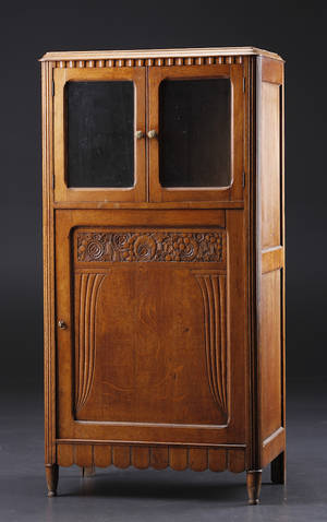 Skab af egetræ, 1900-tallet