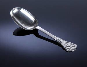 Evald Nielsen. Skønvirke serveringsske af hammerslået sølv