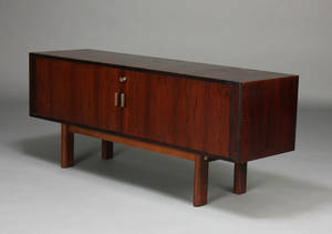 Dansk møbelproducent. Fritstående lav skænk