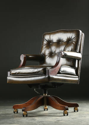 Kontorstol med koppersømsbeslået læder