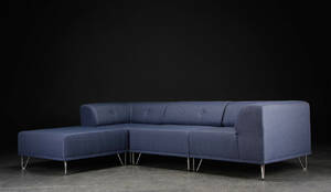 Nomad DOT modulsofa betrukket blåt med knapper i ryg