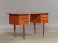 Dansk møbelproducent. Skrivebord af teak, 1950erne