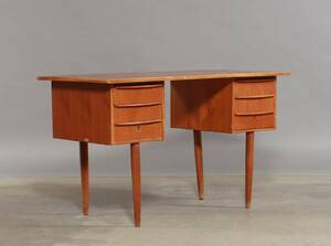 Dansk møbelproducent. Skrivebord af teak, 1950erne