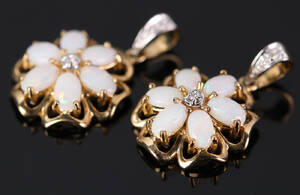 To vedhæng udført i 9 kt. guld i form af blomst fattet med ovale cabochonslebne opaler