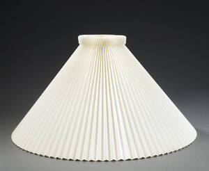 Le Klint. Plisseret lampeskærm, Ø 60 cm.