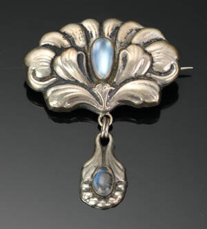 Skønvirke broche af sølv prydet med to månesten. B. Hertz