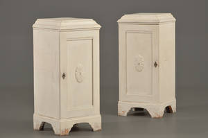 Par skabe af gråmalet træ, 1900-tallet 2