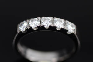 Alliancering i 18kt med 5 briljanter