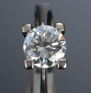 Brillantring af hvidguld. Ca. 1.00 ct. 