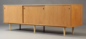 Dansk møbelproducent. Lav skænk, egetræ, 1960erne