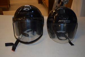 2 skoterhjälmar