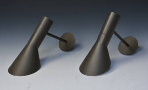 Arne Jacobsen. Par udenendørs væglamper, model AJ 50 2