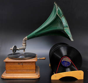 Trattgrammofon med stenkakor