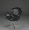Arne Jacobsen. Svanen, lænestol, sort læder