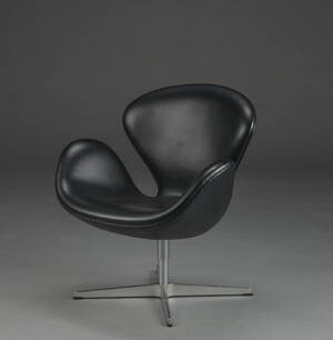 Arne Jacobsen. Svanen, lænestol, sort læder