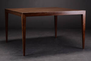Haslev Møbelsnedkeri. Kvadratisk sofabord af mahogni