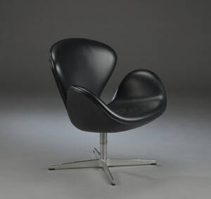 Arne Jacobsen. Svanen, lænestol, sort læder