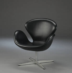 Arne Jacobsen. Svanen, lænestol, sort læder Denne vare er sat til omsalg under nyt varenummer 4473210