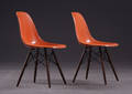 Charles Eames 1907- 1978. Sæt på to skalstole, orange 2