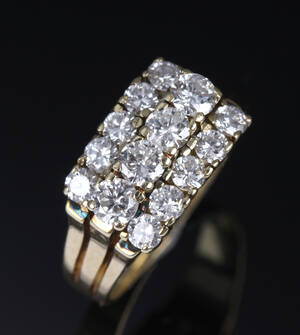 Graeco. Brillantring af 14 kt. guld, i alt ca. 1.40 ct Denne vare er sat til omsalg under nyt varenummer 4301910