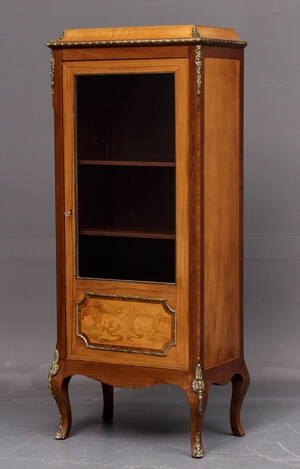 Vitrineskab af rosentræ, 1900-tallet´s midte