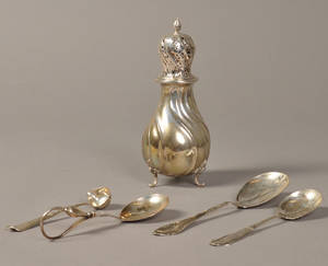 Michelsen. Strøbøsse samt 4 skeer af sølv. 5