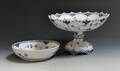 Royal Copenhagen. Musselmalet, helblonde opsats, samt halvblone salatfad2