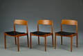  N.O. Møller. Et sæt på tre stole, model 71, teak og sort kunstlæder. 3