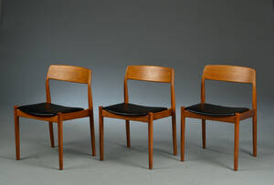 N.O. Møller. Et sæt på tre stole, model 71, teak og sort kunstlæder. 3