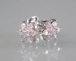 Par ørestikkere. Ca. 0.30 ct 2