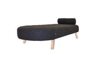 COUZ 174 klassisk daybed med robust træramme og ben i massivtræ.