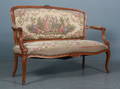 Sofa med broderier. rococo form.