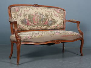 Sofa med broderier. rococo form.