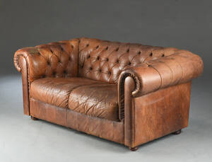 Chesterfield-stil. To-personers sofa, brun læder 
