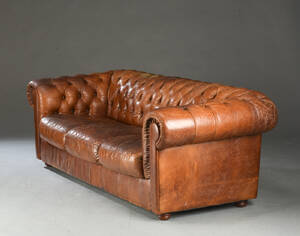 Chesterfield-stil. Tre-personers sofa, brun læder 
