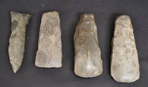 Samling oldsager. 3 flintøkser samt dolk 4