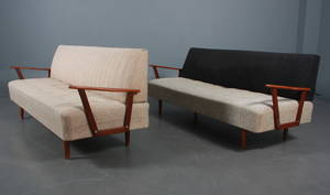 Dansk møbelproducent. To sofaer med armlæn i teak. 2