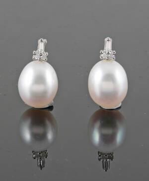 Pearl earrings in 9kt with diamonds 0.05 ct