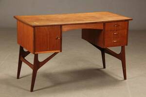 Dansk møbelproducent. Skrivebord af teak