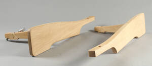 H. J. Wegner. To løse armlæn, egetræ 2