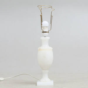 BORDSLAMPA, alabaster, 1900-tal.