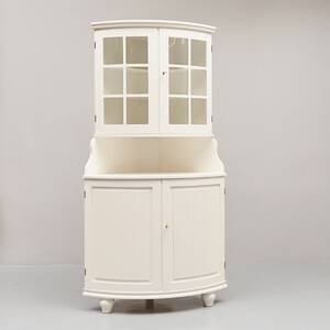 Hörnvitrinskåp, Gustaviansk stil